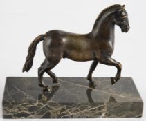 Bronze, "Pferd", braun patiniert, wohl 18. Jh., 11 cm hoch (ohne Sockel), Sockel erneuert