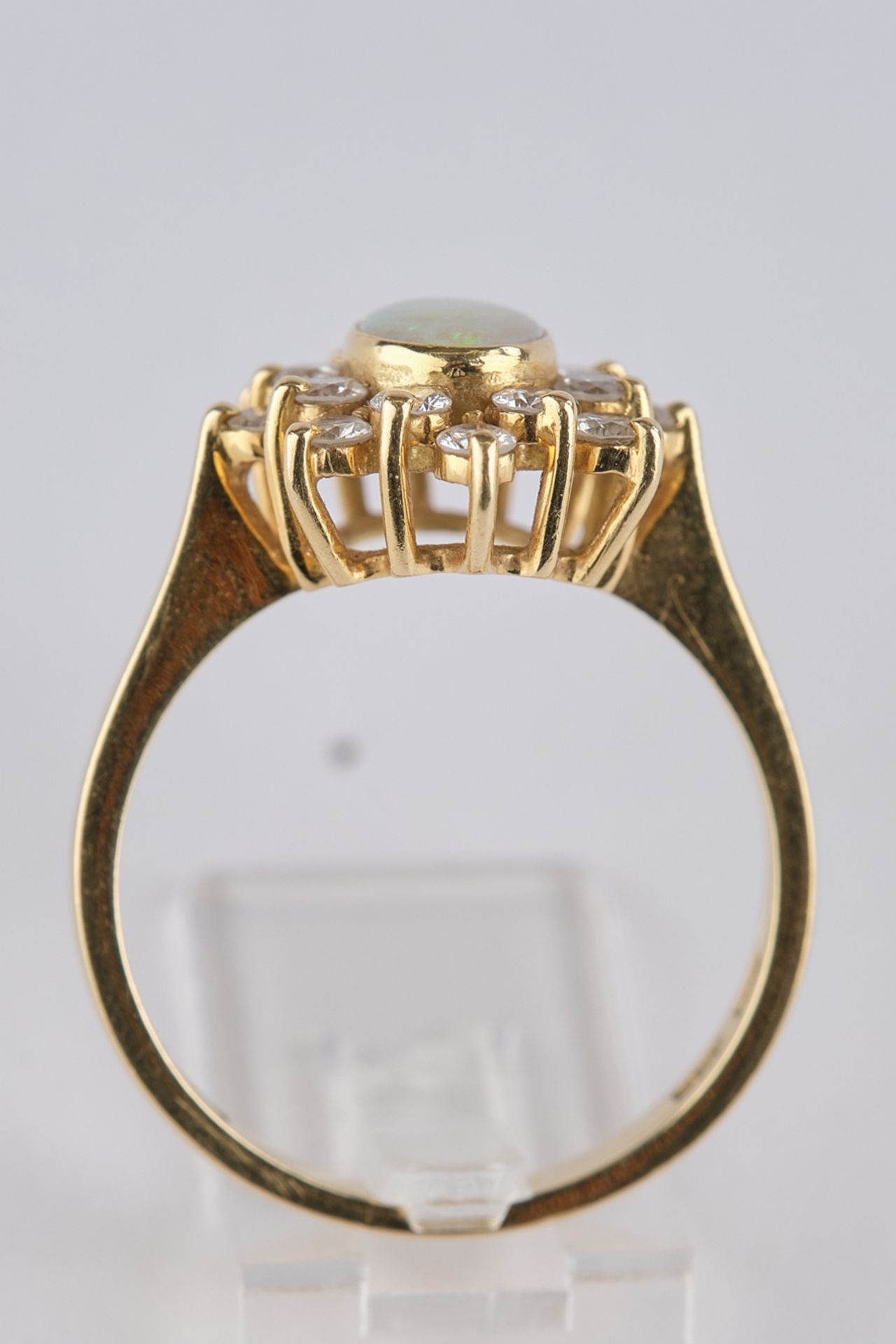 Ring, GG 750, 16 Brillanten zus. ca. 0.50 ct., 1 ovaler Vollopal (beschädigt), 4.3 g, RM 14.5 - Image 2 of 2