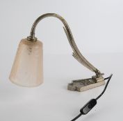 Tischlampe, Frankreich, 1920er Jahre, matt roséfarbener Pressglasschirm bezeichnet Muller Fr. Lunev