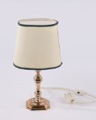 Tischlampe, Spanien, 20. Jh., Fuß aus Silber, einflammig elektrifiziert, ovaler Lichtschirm, 35 cm 