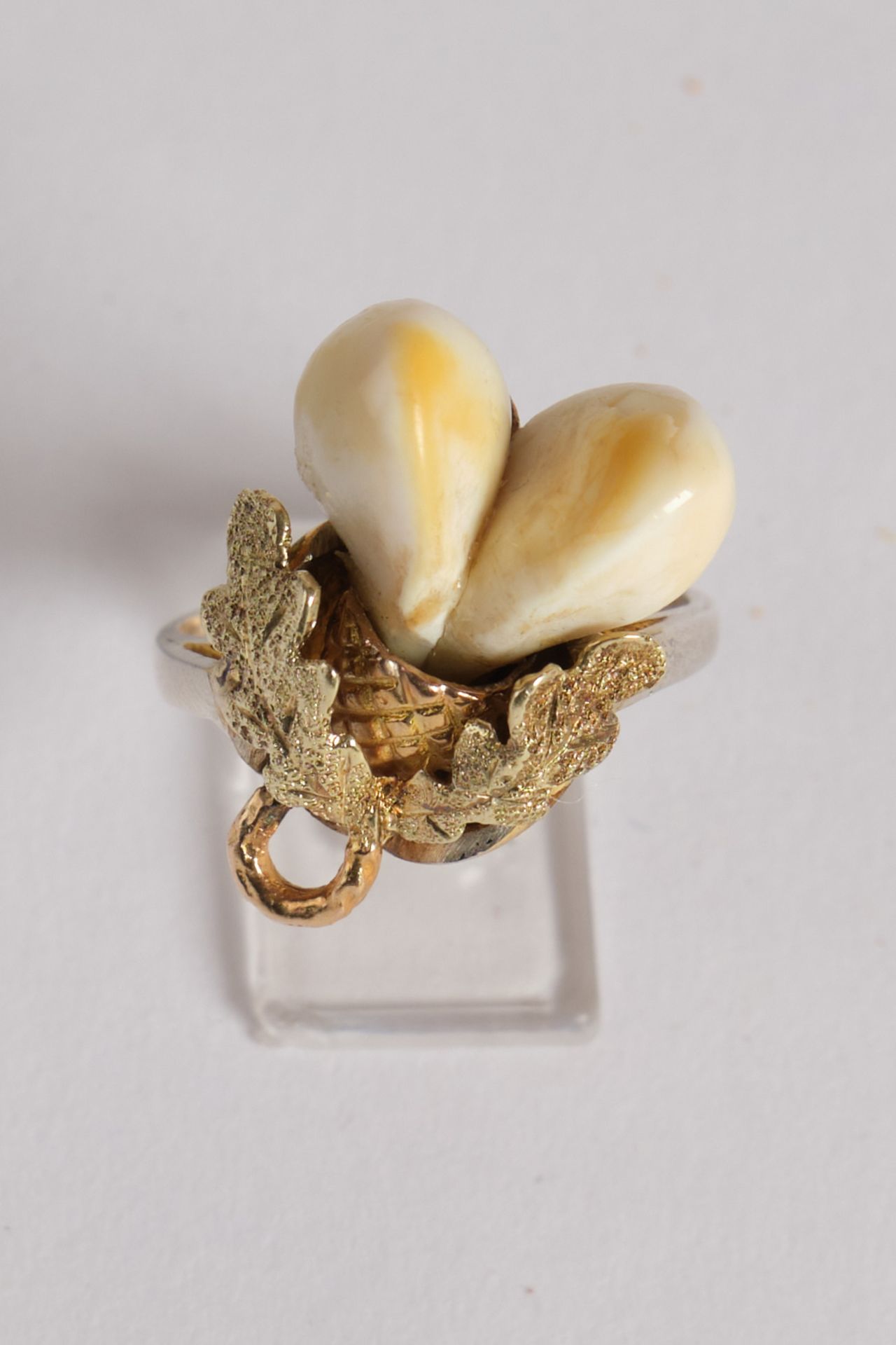 Grandelschmuck, Ring, Grandelpaar montiert in Eichenlaub (GG 585) auf Ring (Silber 800/vergoldet),  - Bild 4 aus 6