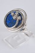 Ring, WG 585, 1 runder Lapislazuli, 4 kleine Brillanten zus. ca. 0.11 ct., 5.4 g, RM 16