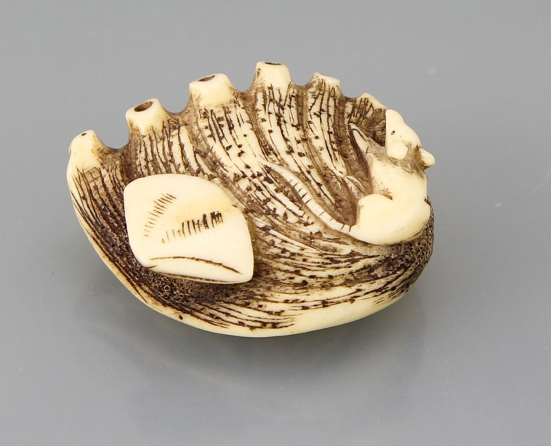 Netsuke "Ratte auf Awabi - Muschel"