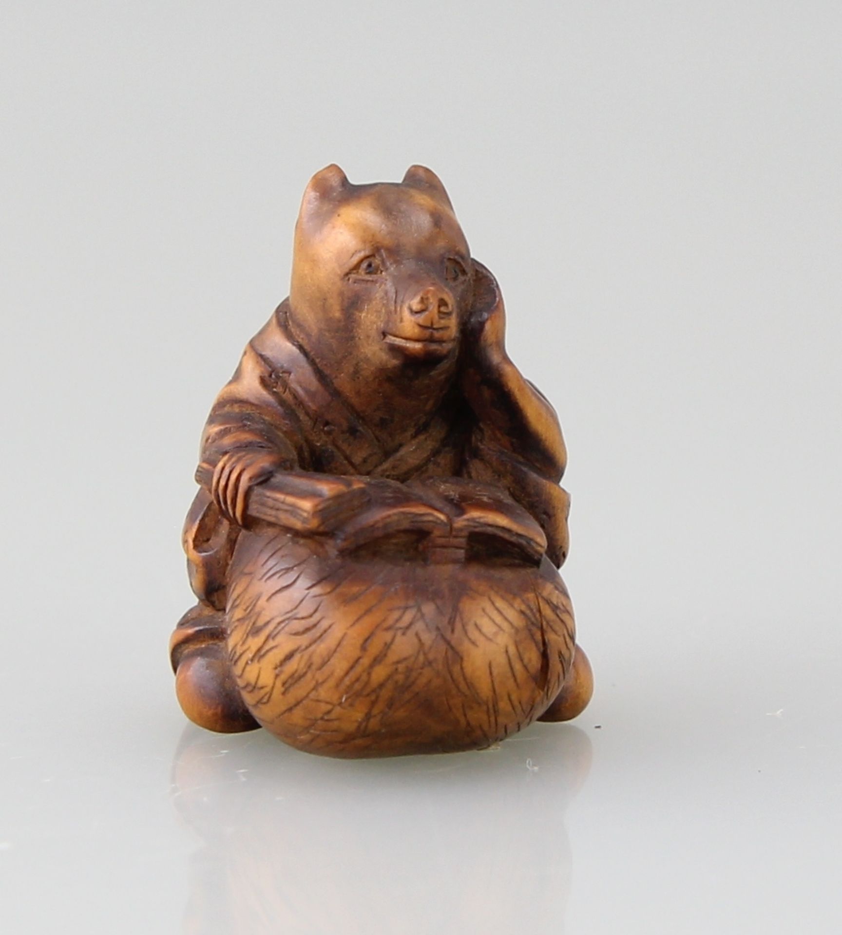 Netsuke "Lesender Tanuki" - Bild 2 aus 5