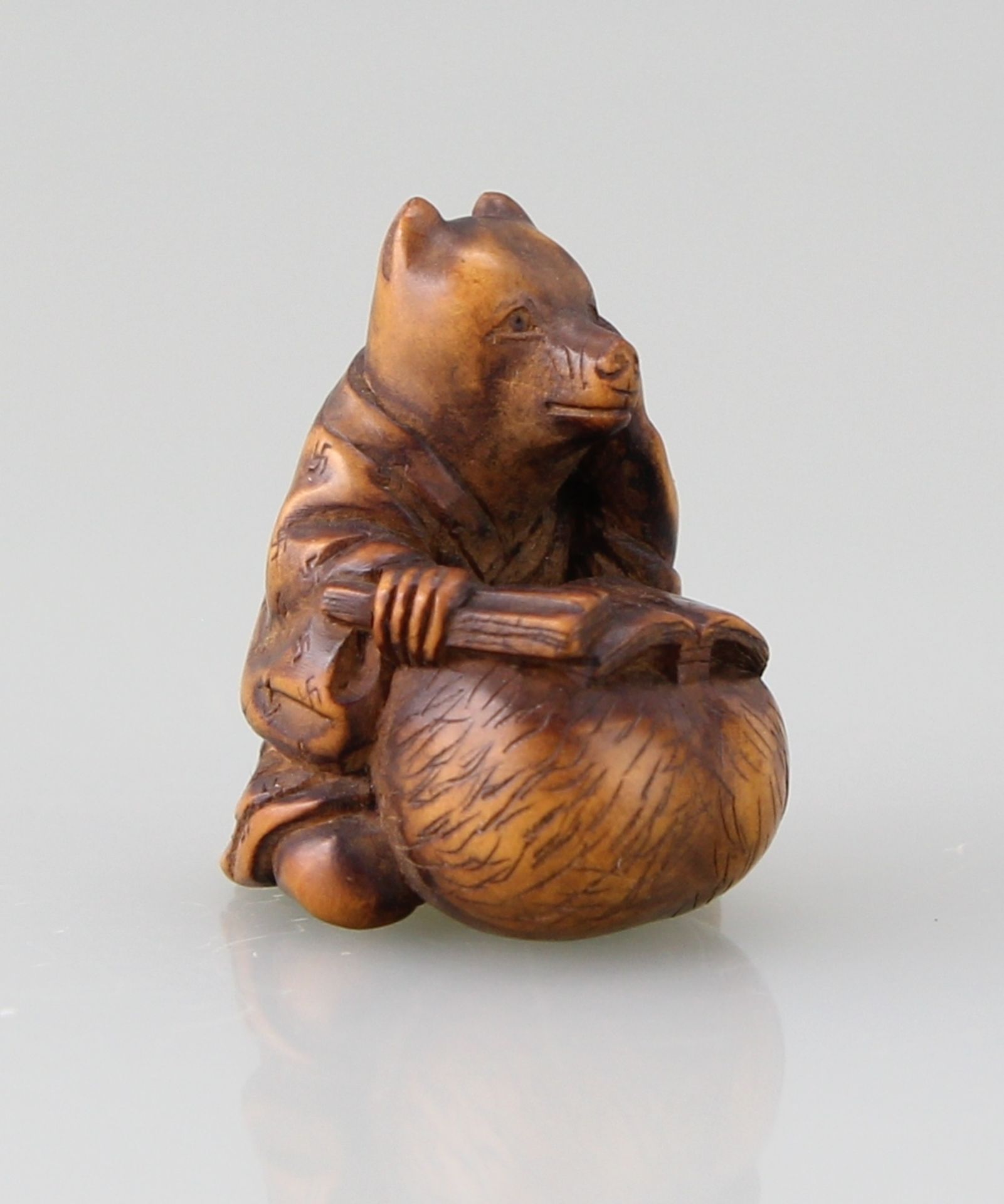 Netsuke "Lesender Tanuki" - Bild 3 aus 5