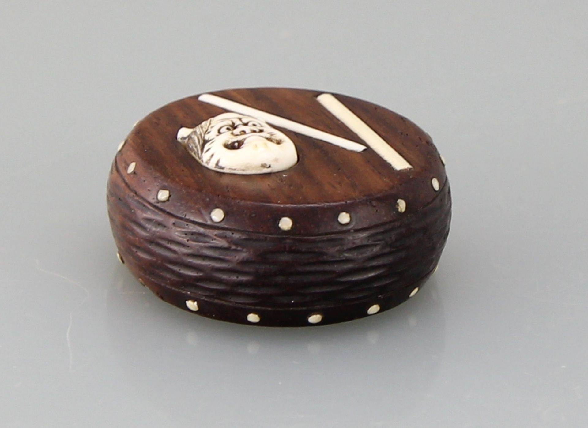 Netsuke "Die Trommel des Raiden" - Bild 3 aus 3