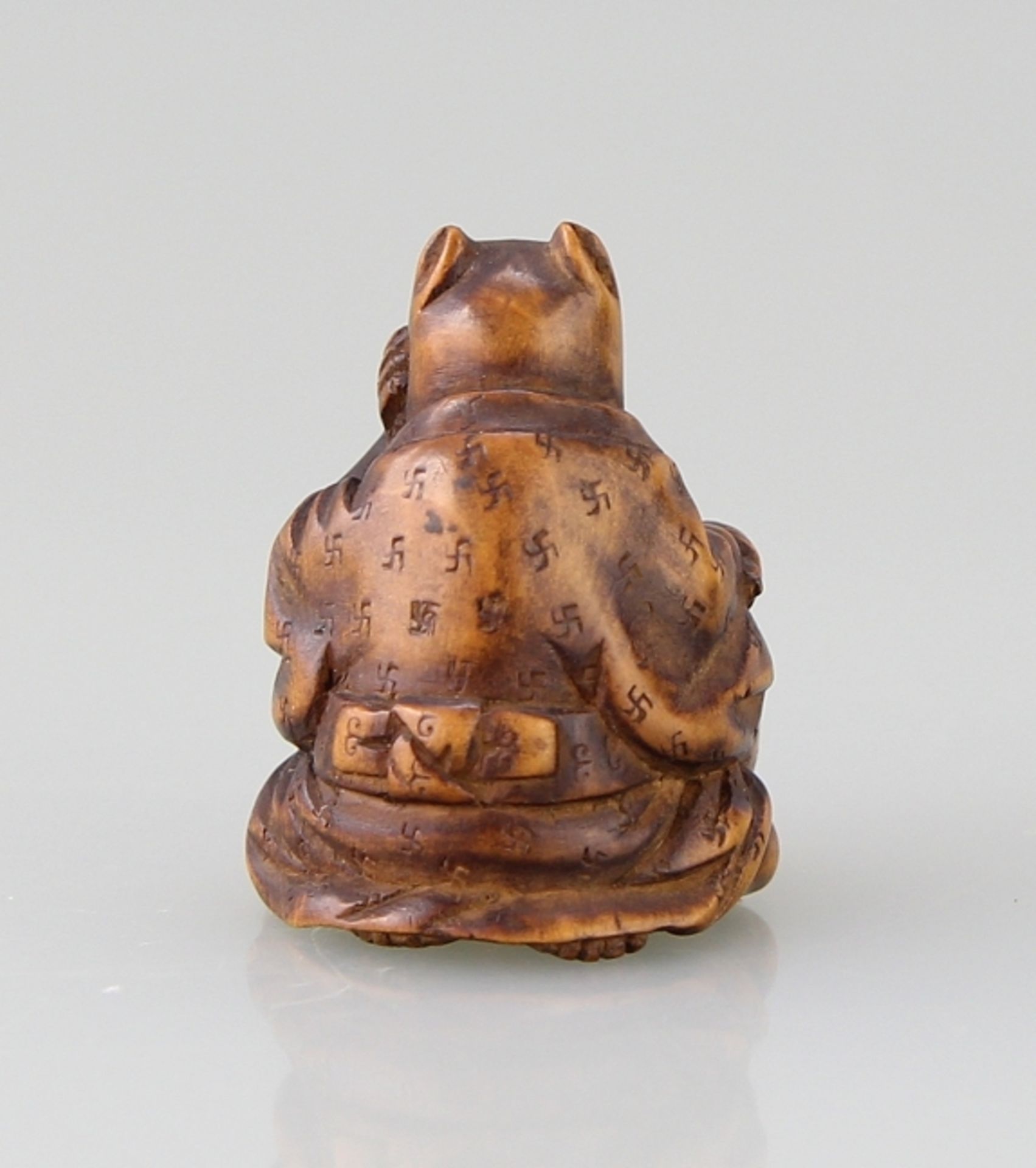 Netsuke "Lesender Tanuki" - Bild 4 aus 5