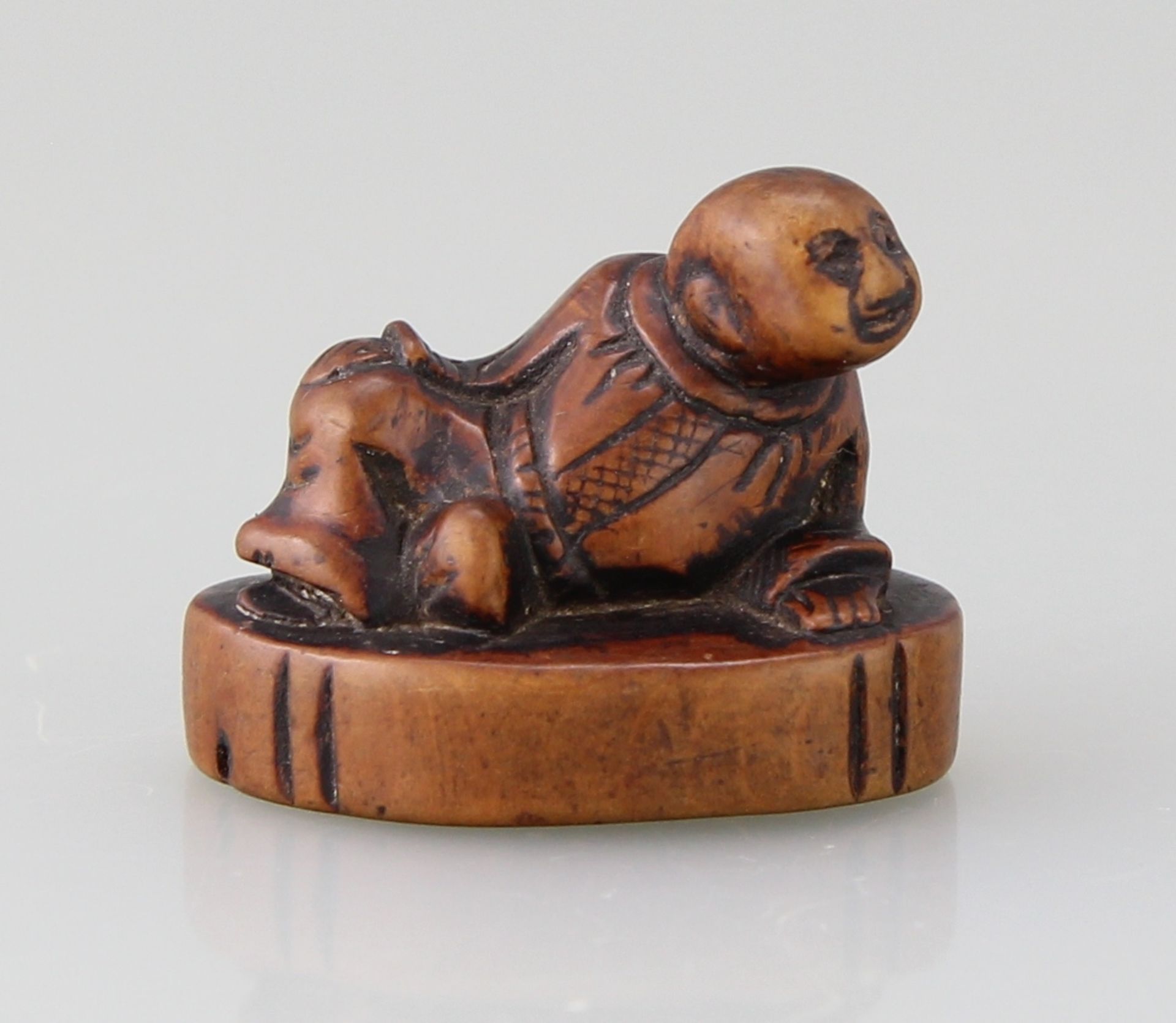 Netsuke "Liegender"