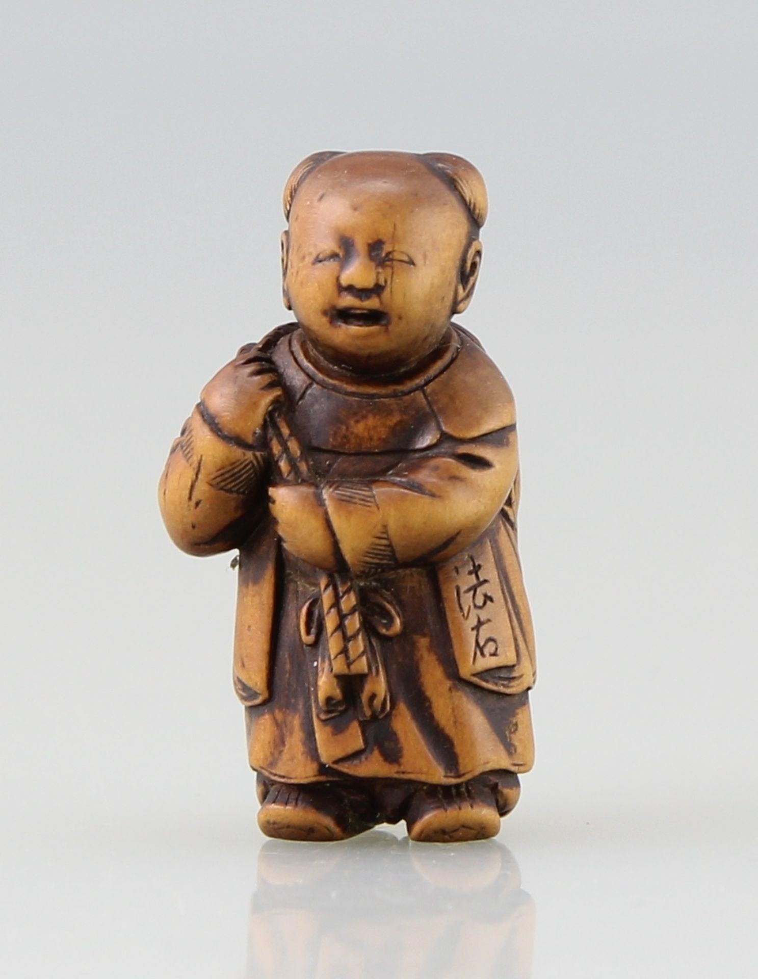 Netsuke "Karako mit Sonnenschirm"