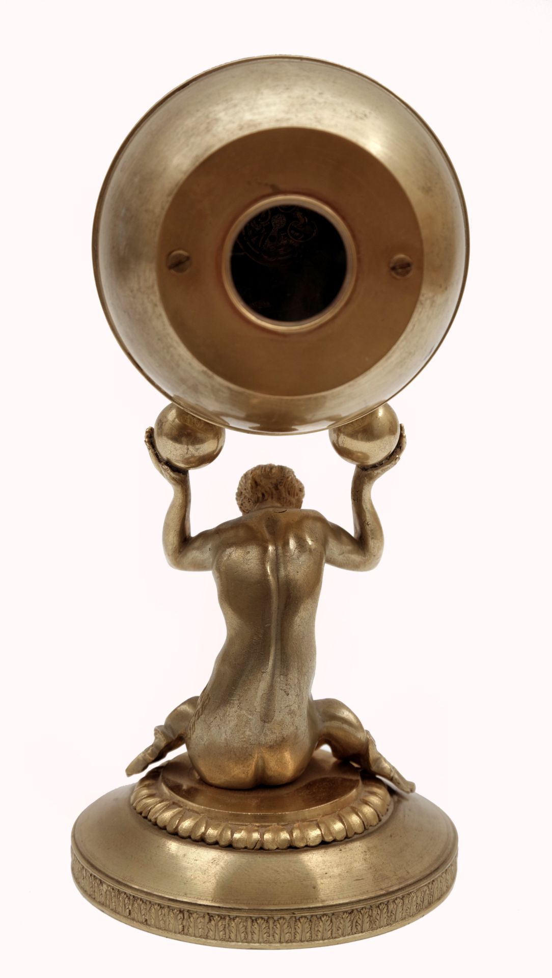 Aus vergoldeter Bronze gefertigte Tischuhr mit Triton - Bild 4 aus 5