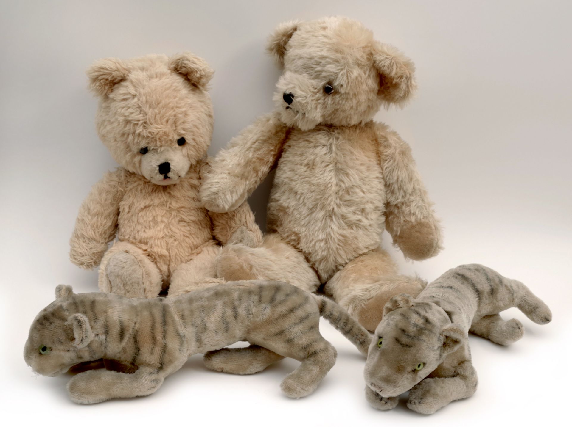 Zwei Tiger und zwei Teddy Bears