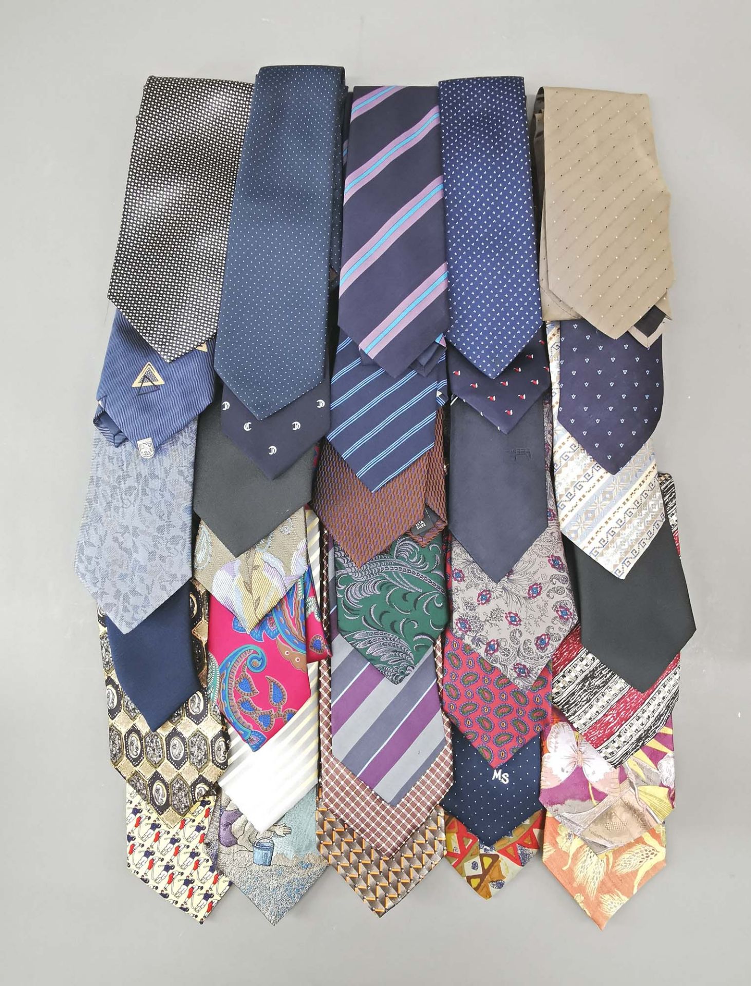 Sammlung 33 hochwertigen Krawatten