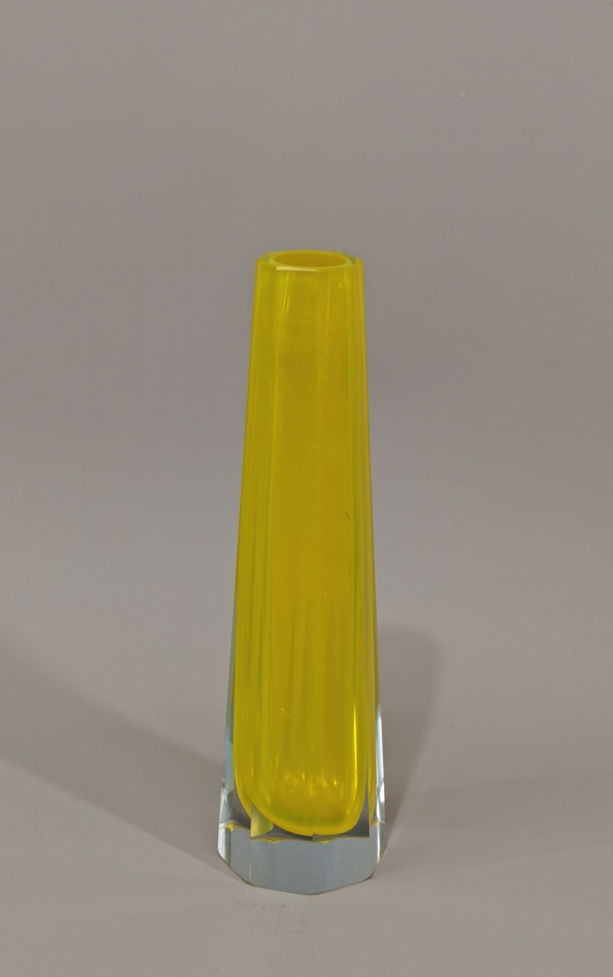 gelbe Prismen-Vase