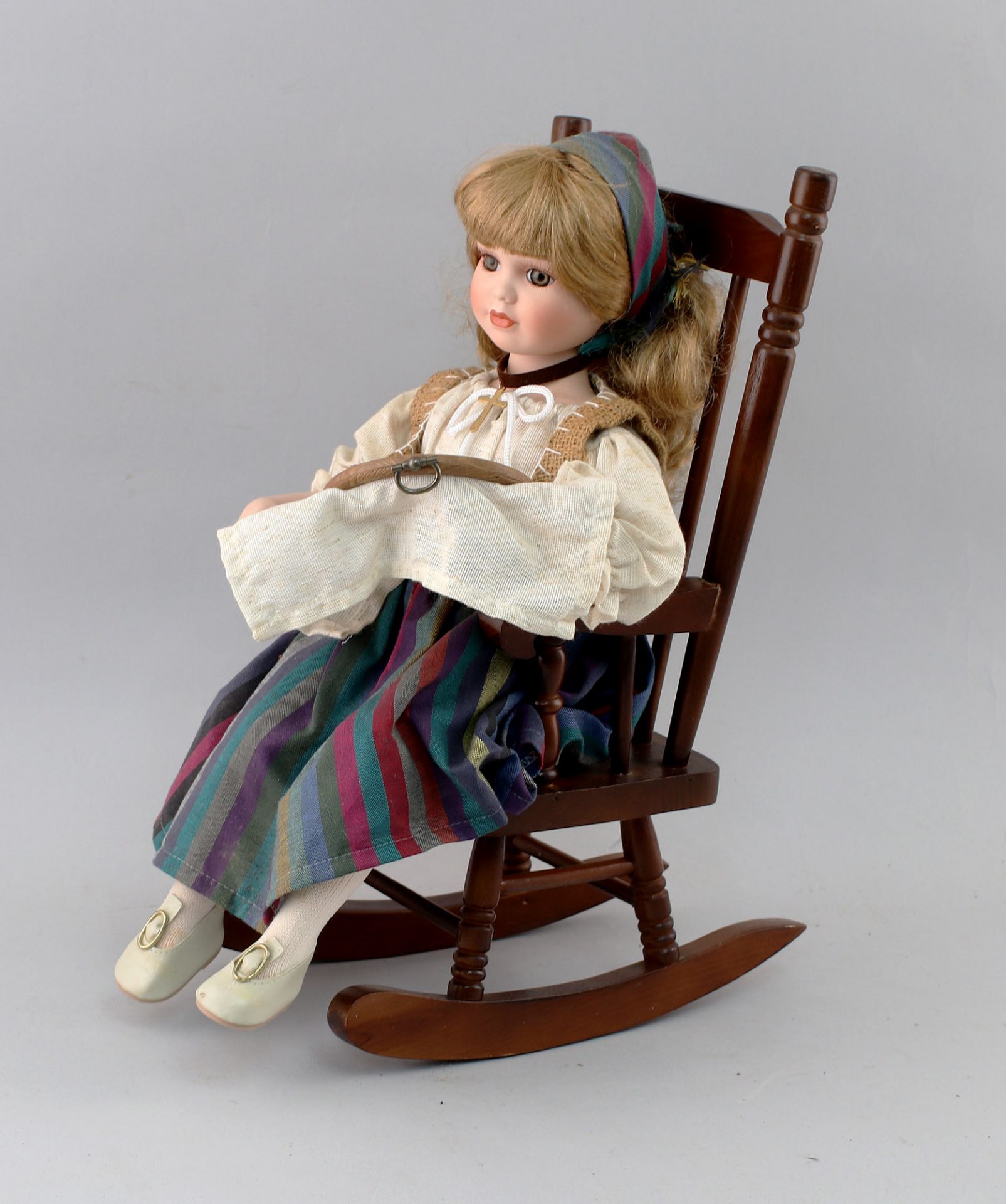 Puppe im Stuhl beim Sticken - Bild 2 aus 4