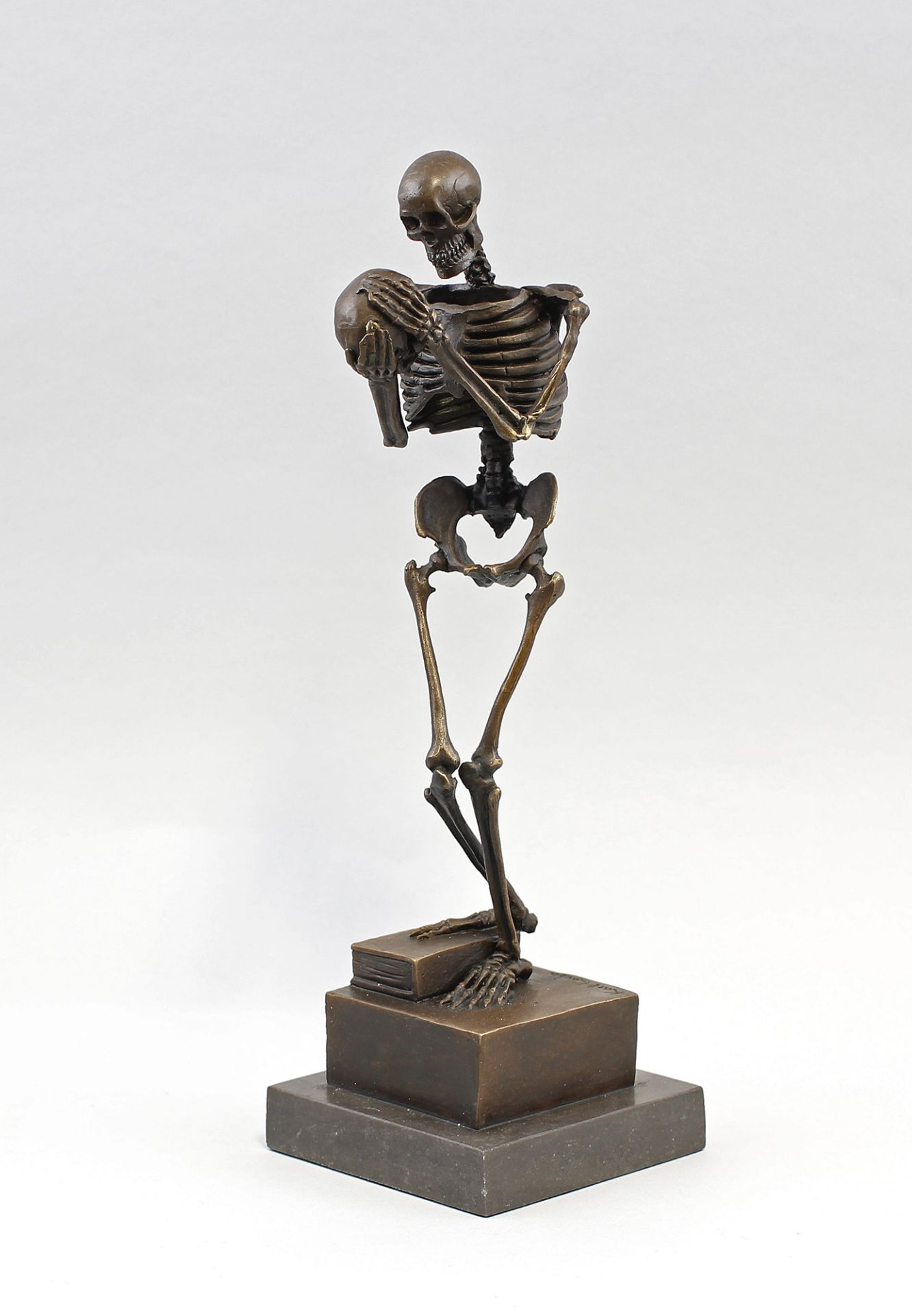 Kauba, Skelett mit Totenschädel
