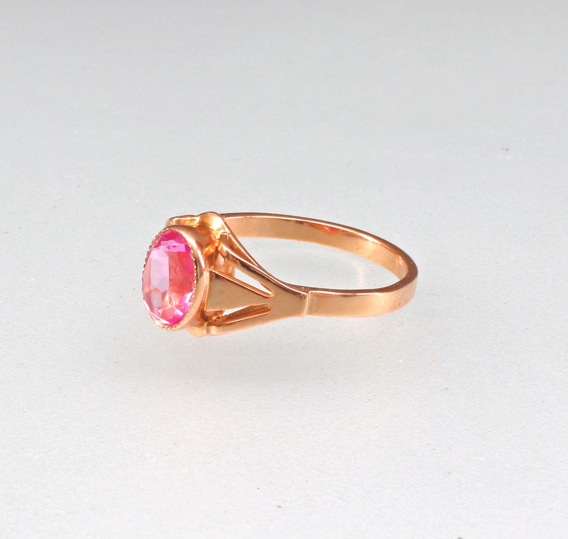 Ring mit rosa-rotem Stein