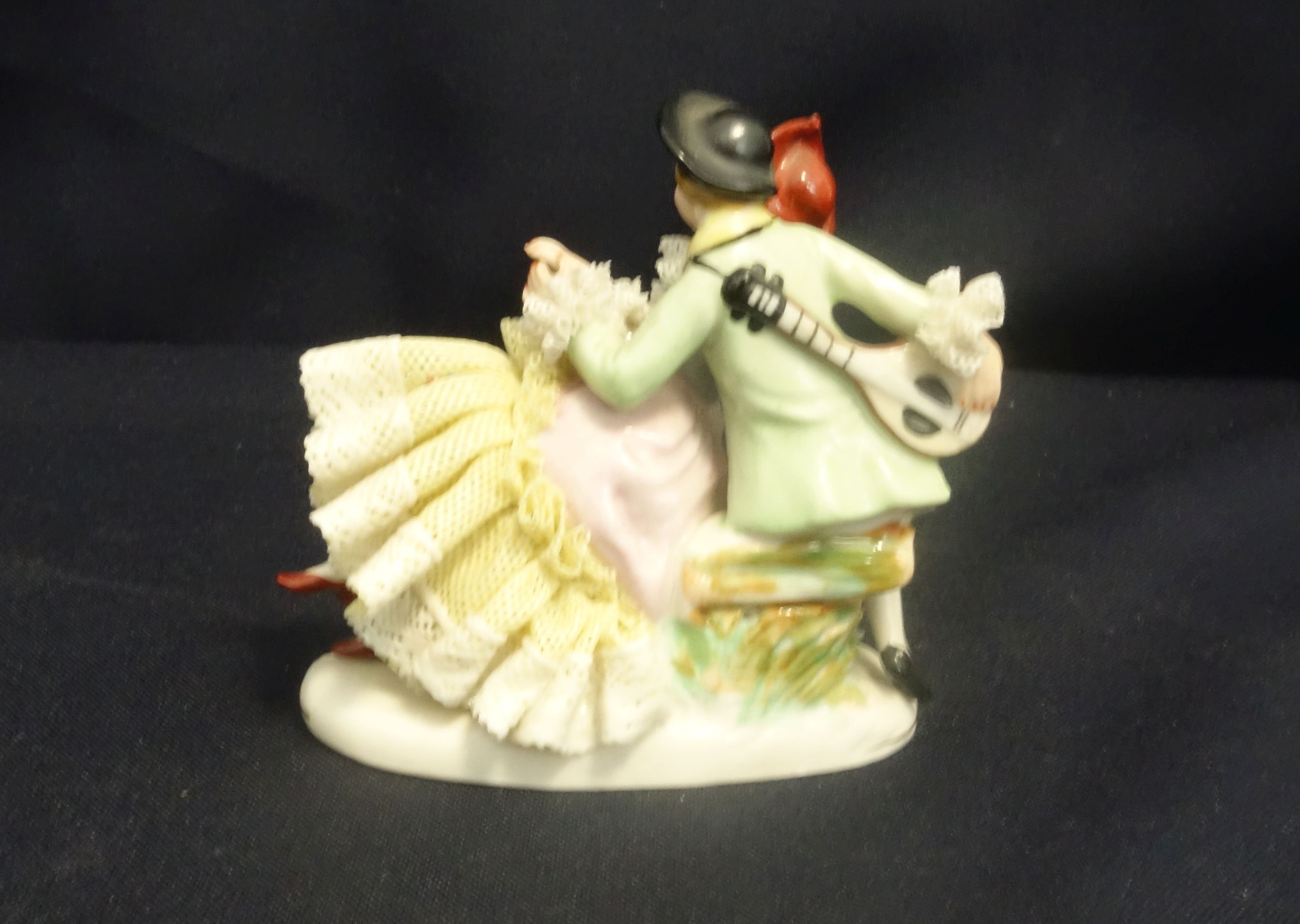 SMALL PORCELAIN FIGURE GROUP / LACE FIGURE - Image 3 of 4