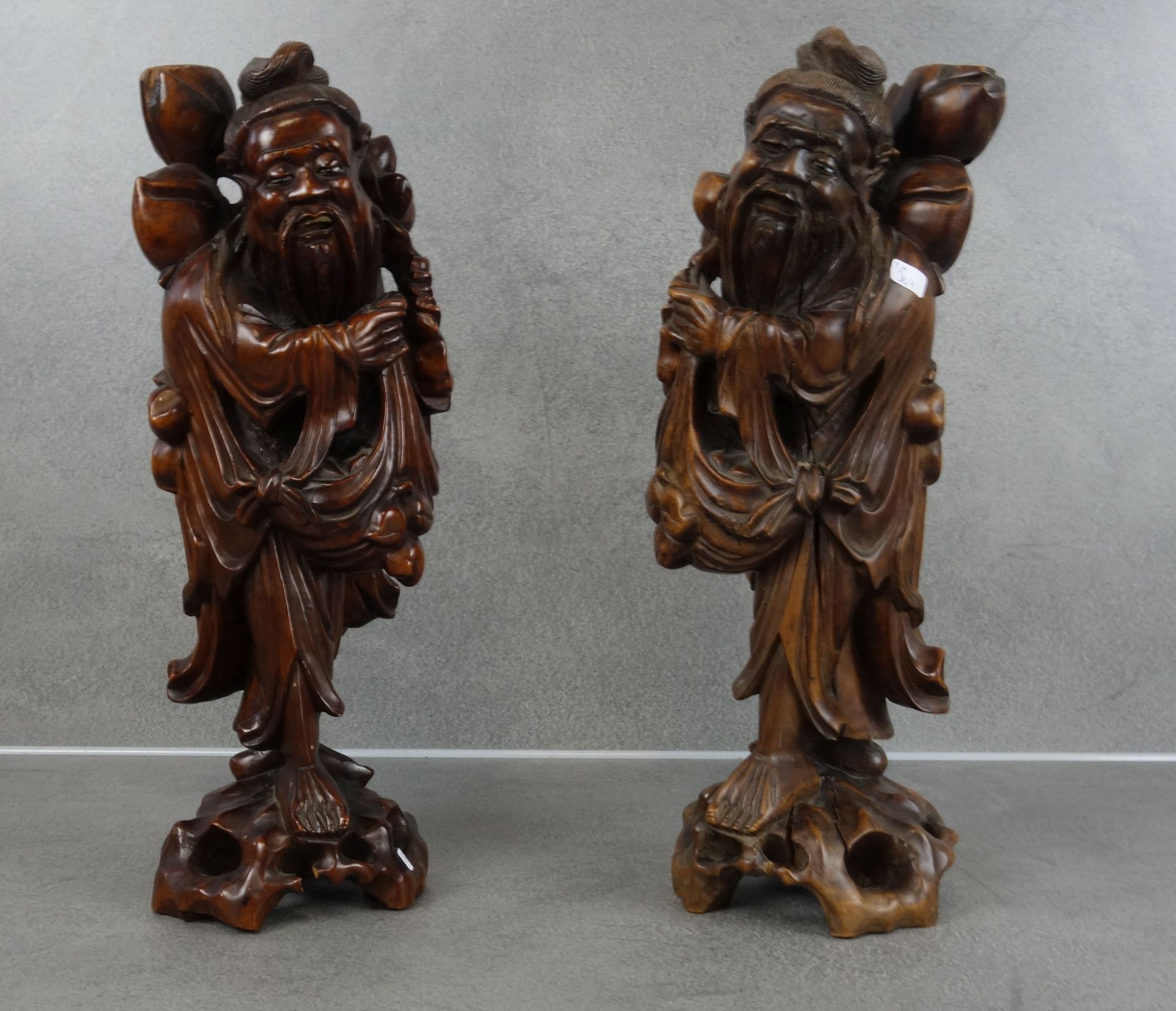 ZWEI ASIATISCHE HOLZFIGUREN