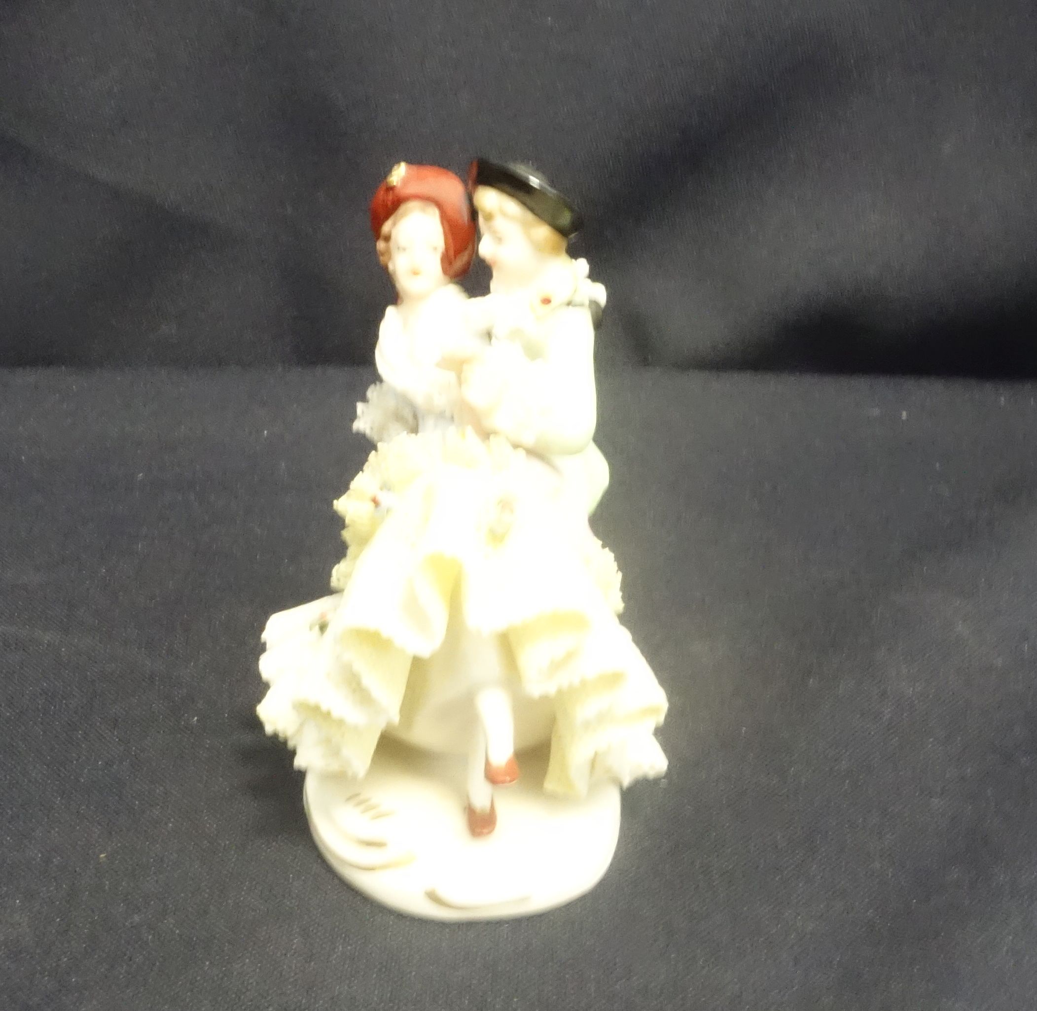 SMALL PORCELAIN FIGURE GROUP / LACE FIGURE - Image 2 of 4