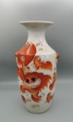 VASE MIT ROTEM FO-HUND-DEKOR