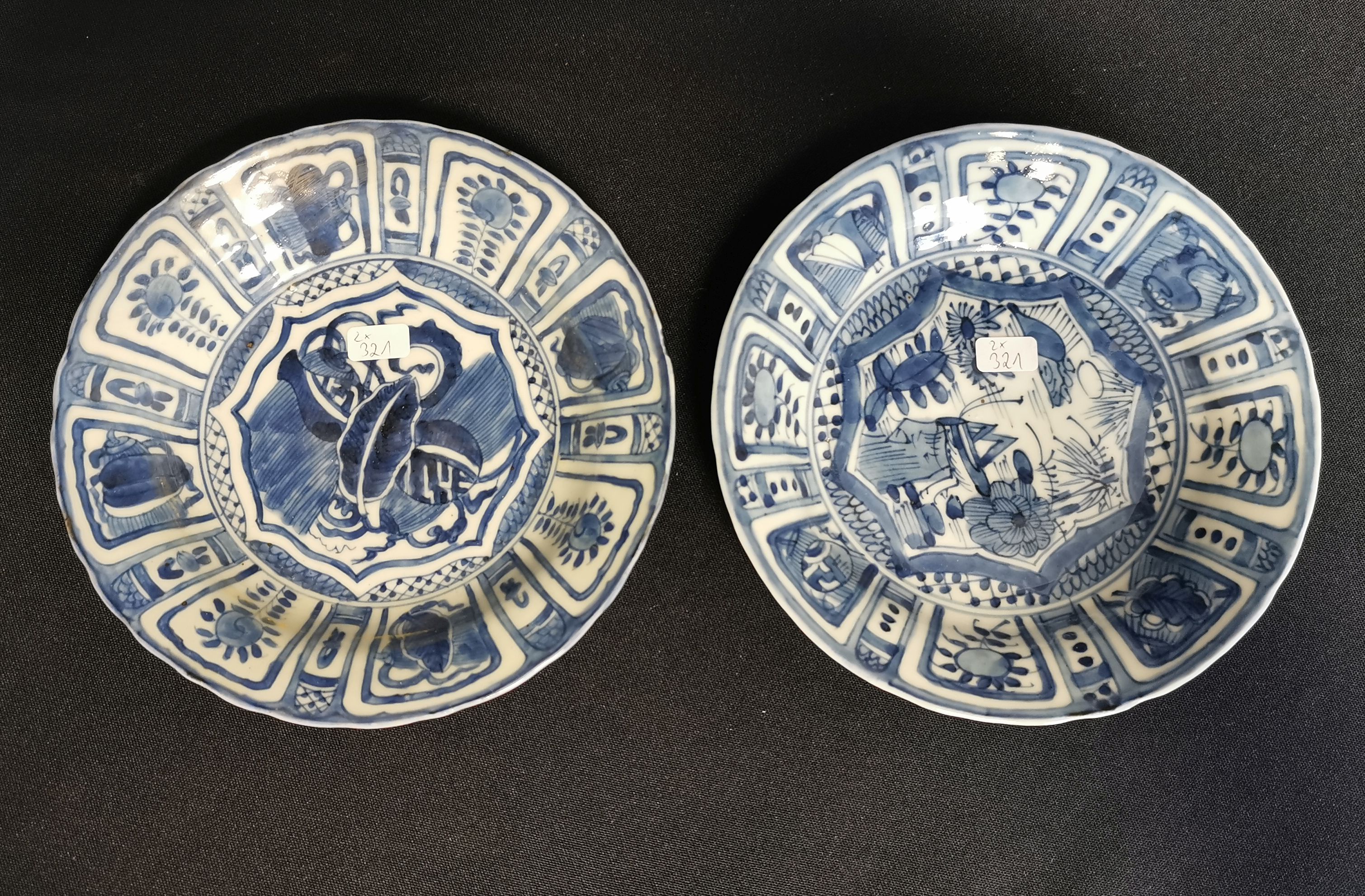 PAIR OF CHINESE DISHES 