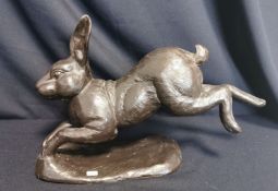 SKULPTUR: "SPRINGENDER HASE"