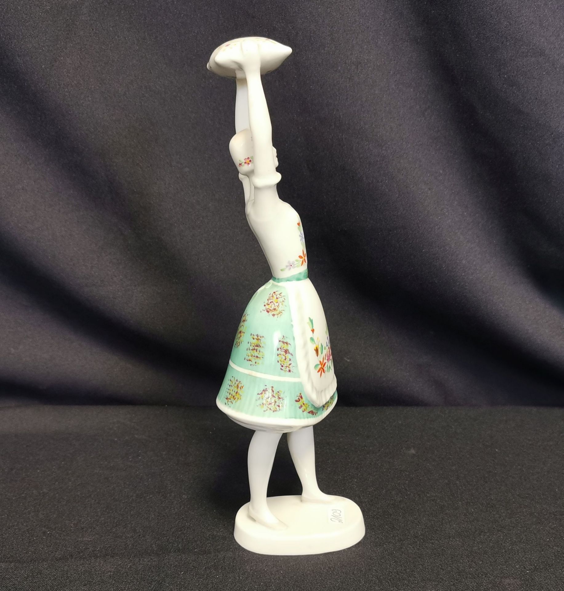 PORCELAIN FIGURINE "WOMAN IN TRADITIONAL COSTUME" - Image 4 of 5