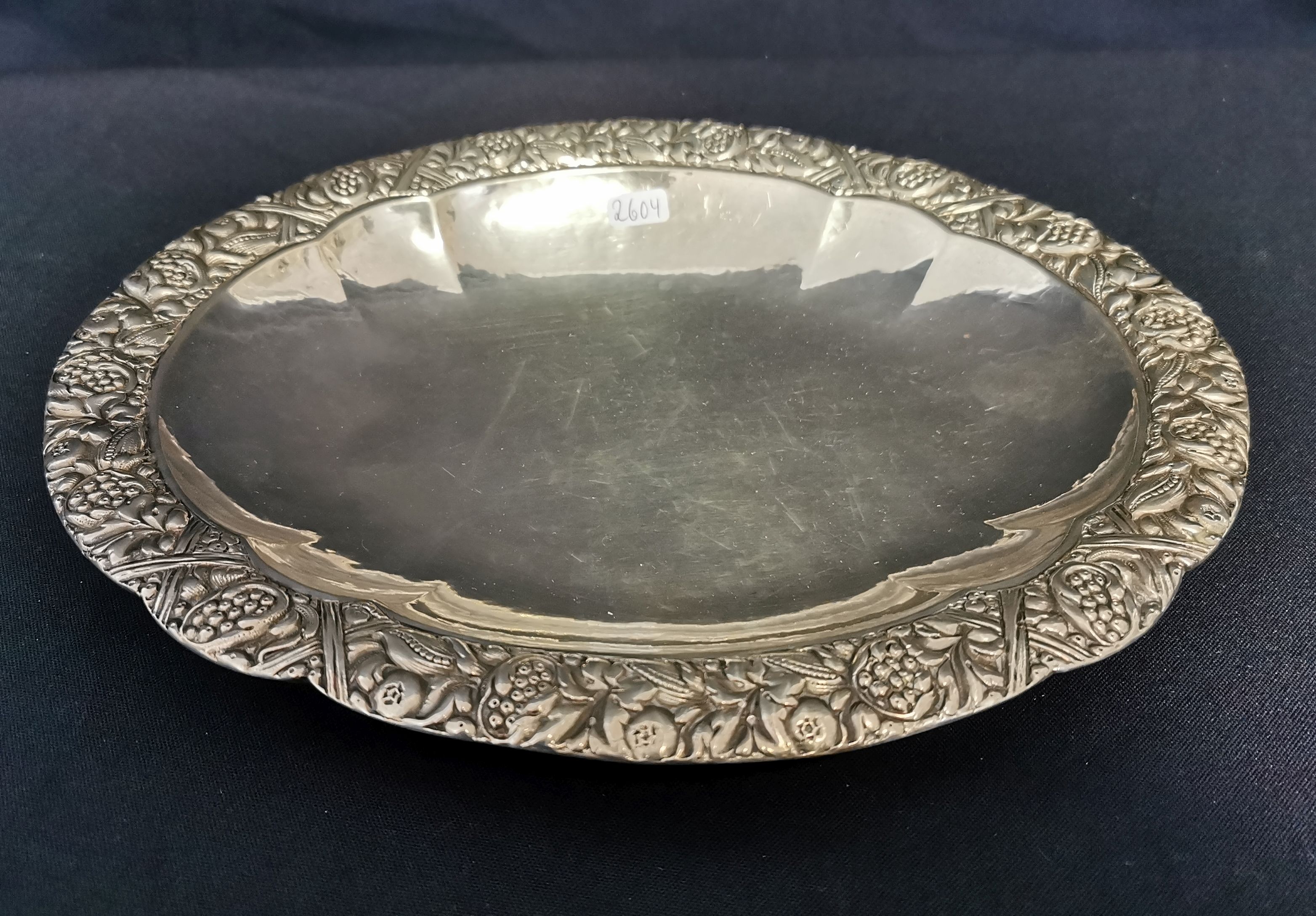 OVAL BOWL WITH RELIEF DECOR