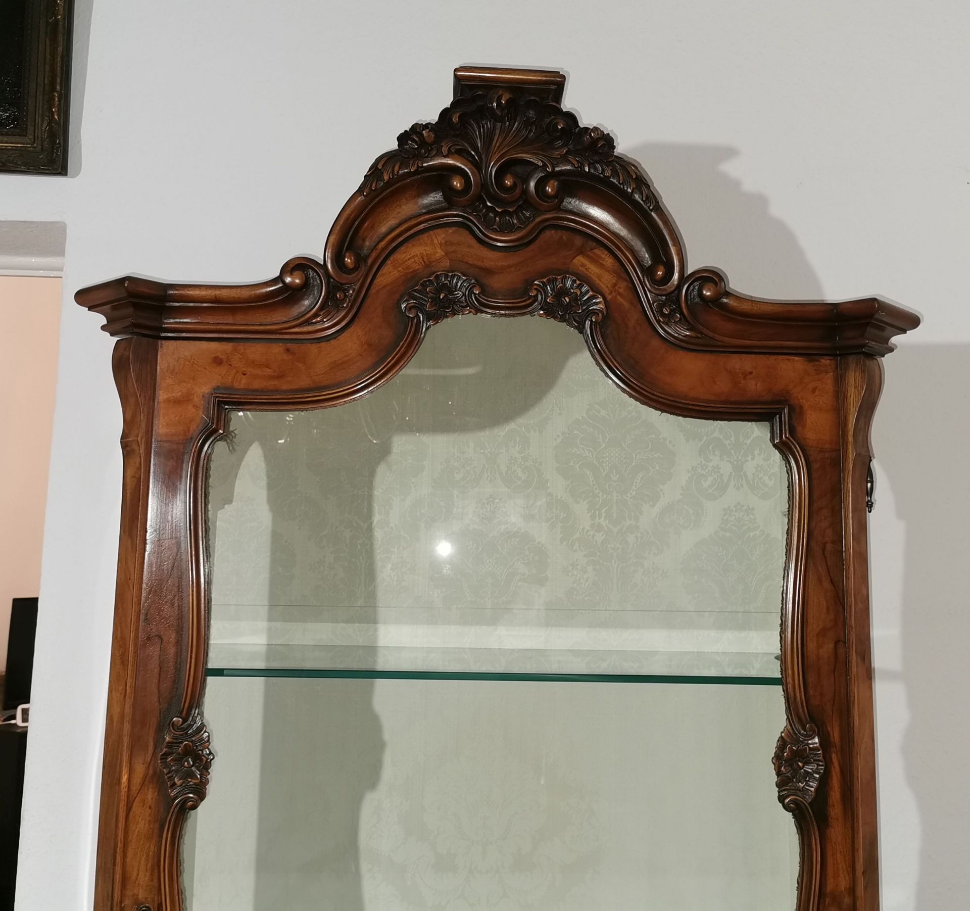 VITRINENSCHRANK IN BAROCKEN FORMEN - Bild 5 aus 7