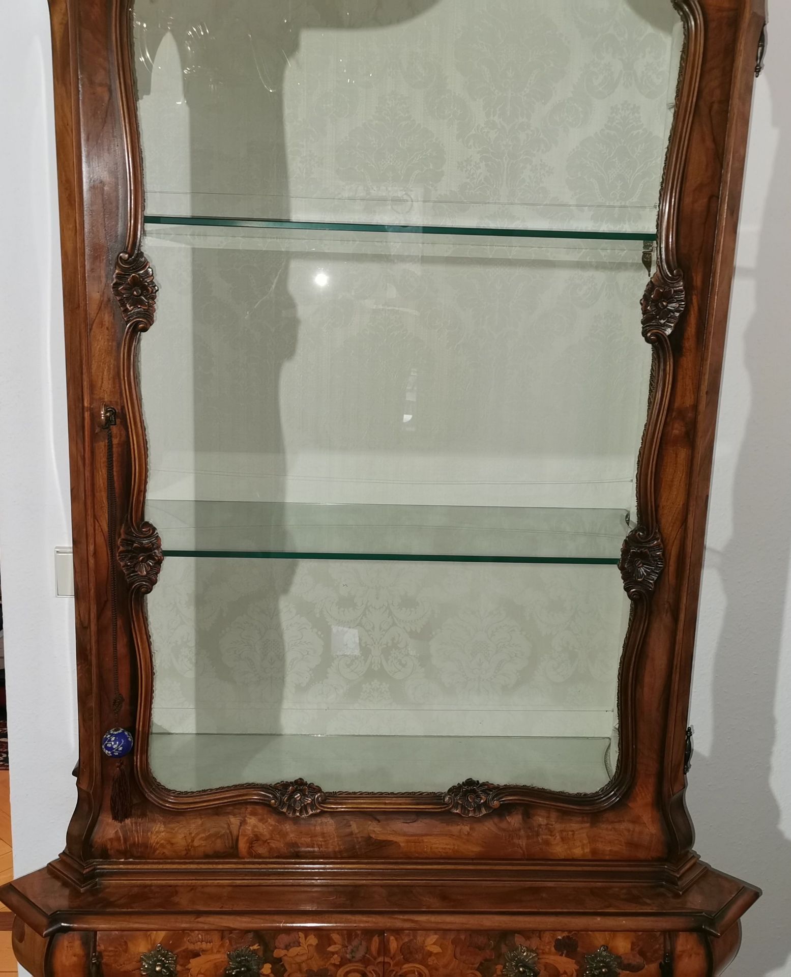 VITRINENSCHRANK IN BAROCKEN FORMEN - Bild 4 aus 7