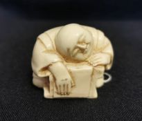 NETSUKE "SCHLAFENDER SCHREIBER"