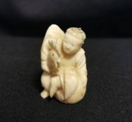 NETSUKE "KNABE MIT HAHN"