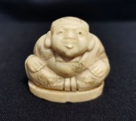 NETSUKE "HOCKENDER MANN"