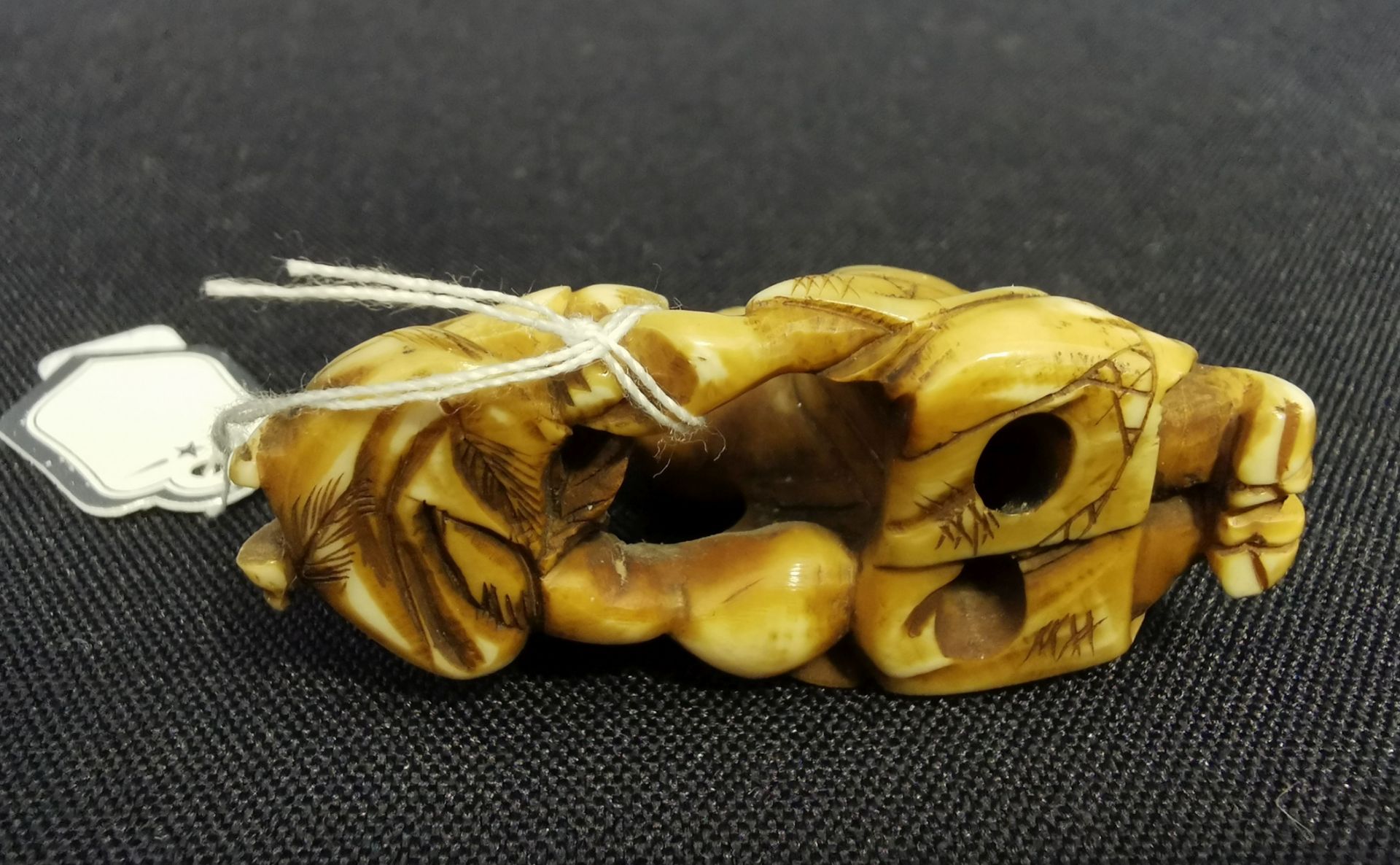 FINE NETSUKE: MAN WITH CHILD - Image 5 of 6