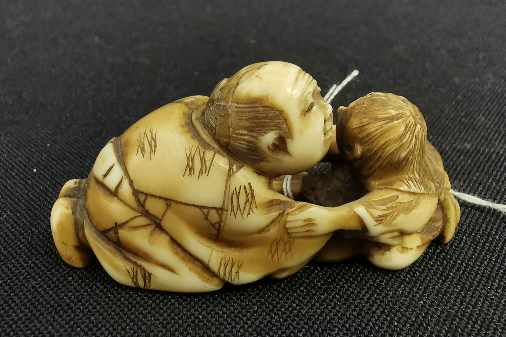 FINE NETSUKE: MAN WITH CHILD - Image 3 of 6