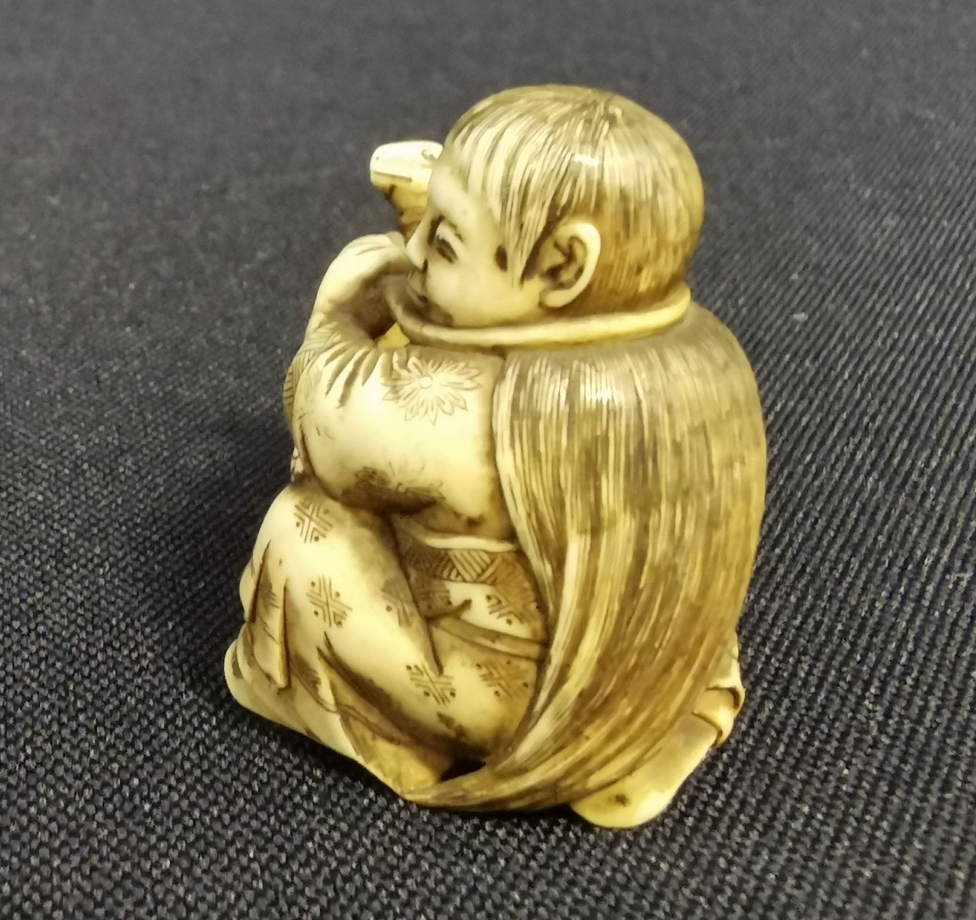 FINE NETSUKE: CHILD WITH TURTLE - Image 4 of 5