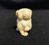 NETSUKE "LIEGENDER HUND"