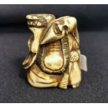 NETSUKE: MANN MIT KORB