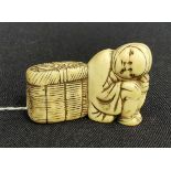 NETSUKE: BAUER MIT KORB