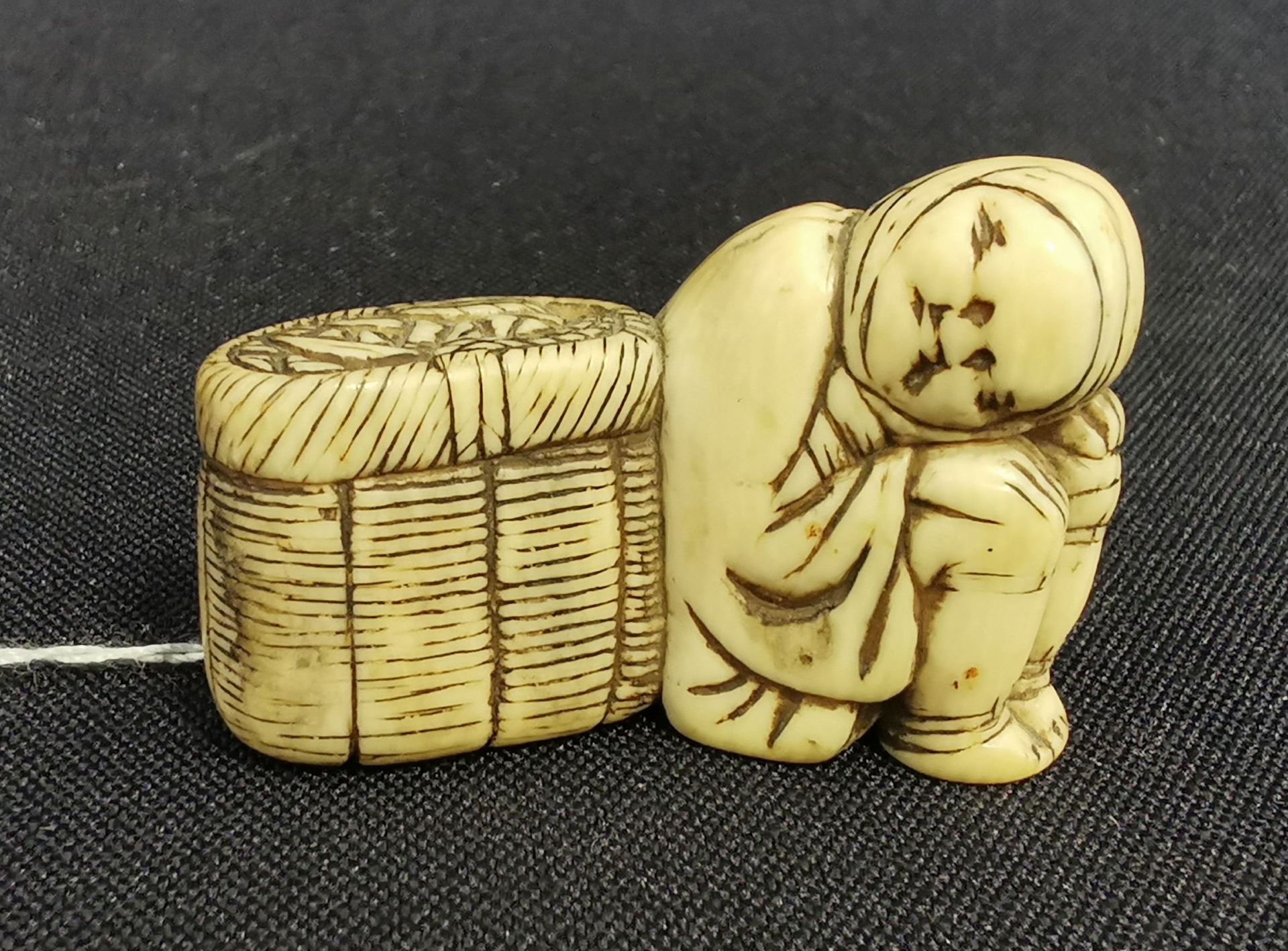 NETSUKE: BAUER MIT KORB