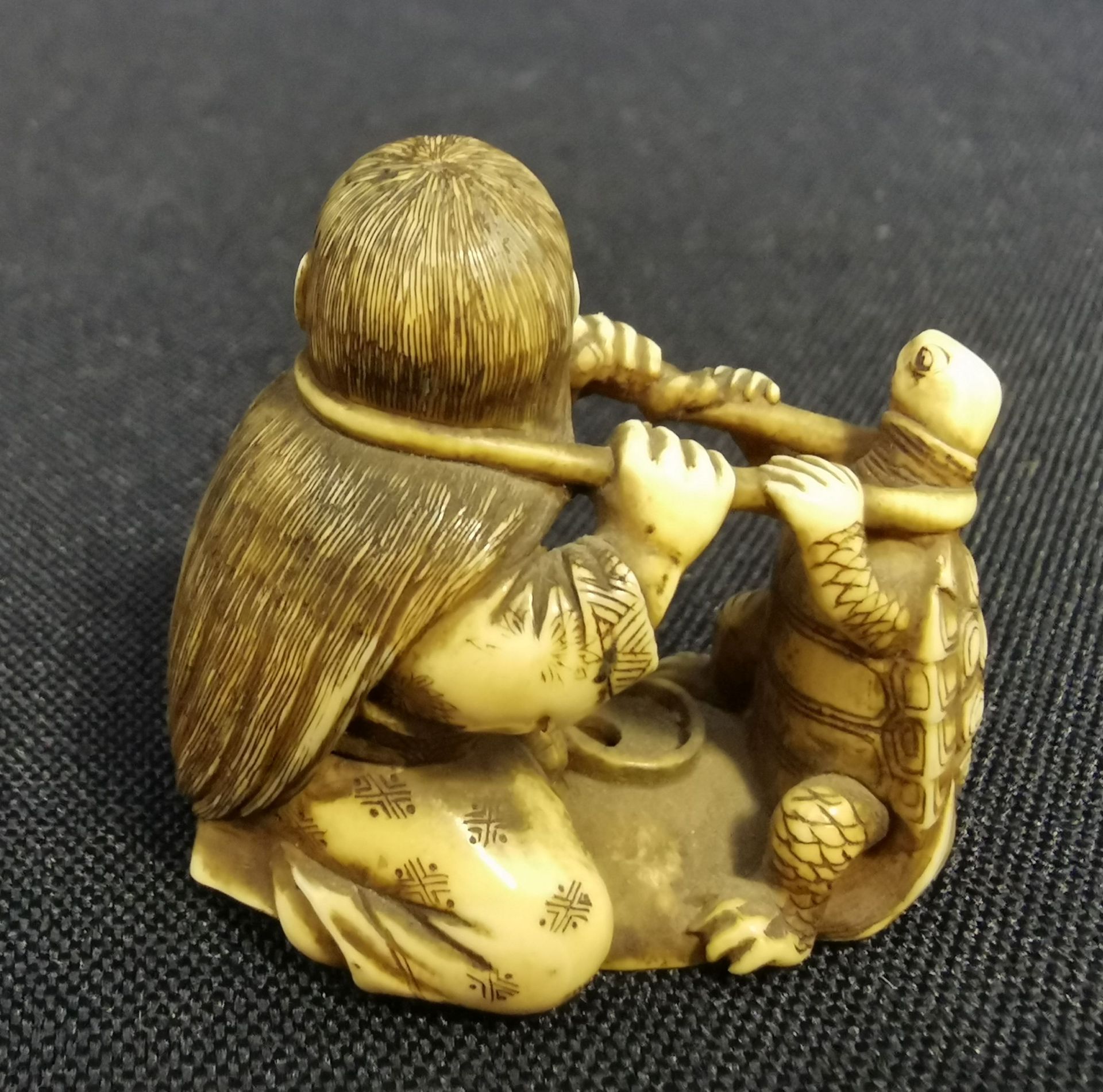 FINE NETSUKE: CHILD WITH TURTLE - Image 3 of 5