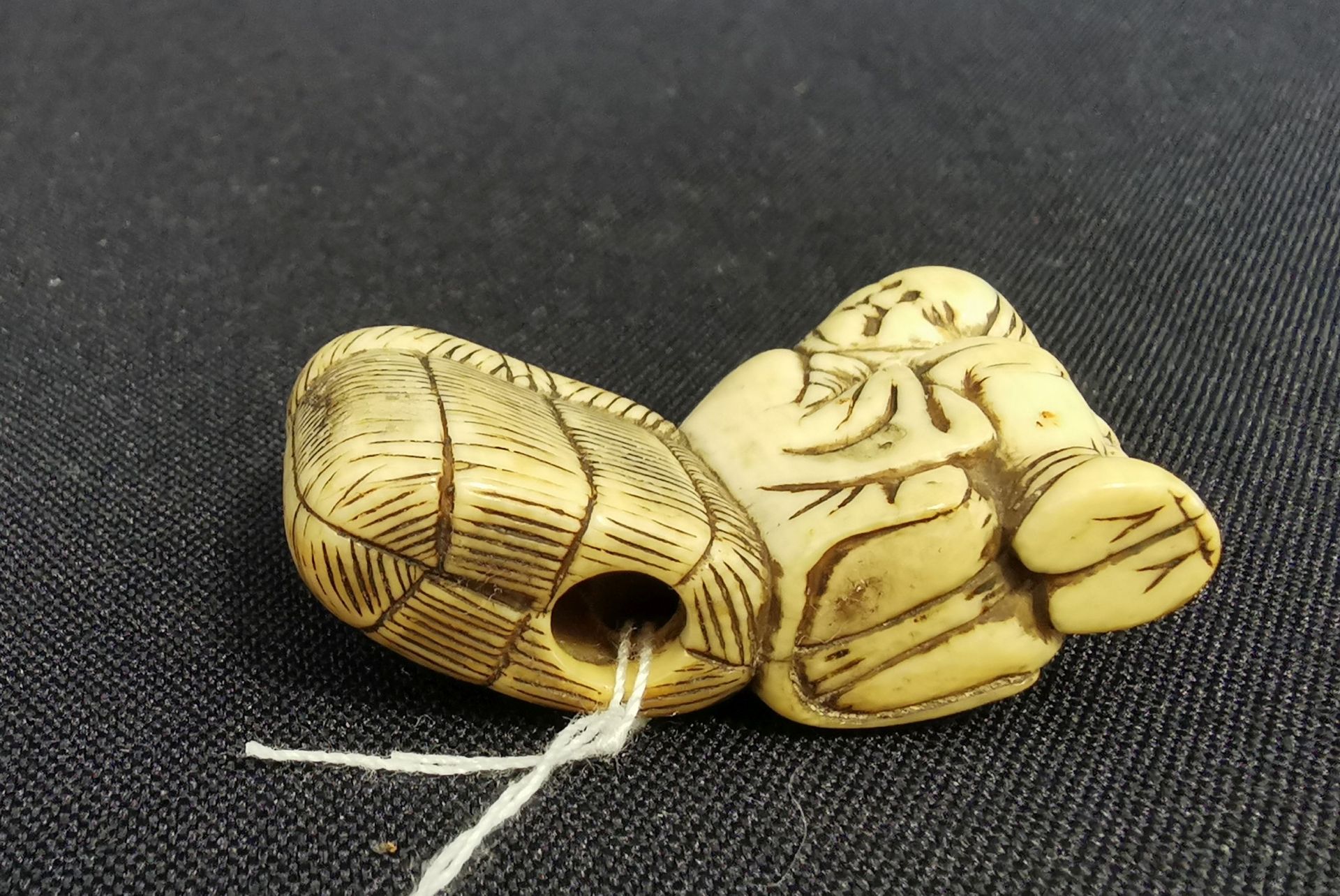 NETSUKE: BAUER MIT KORB - Bild 3 aus 3