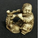 NETSUKE: KIND MIT SCHILDKRÖTE