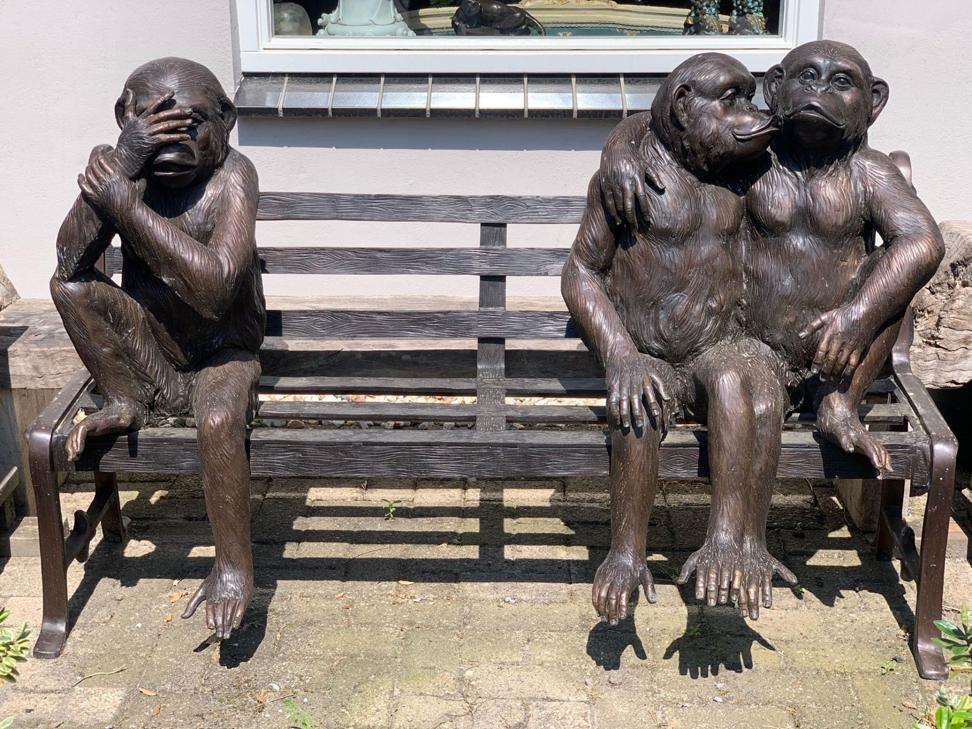 SCUKLPTURAL GARDEN BENCH WITH CHIMPANZEES - Image 2 of 5