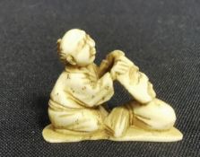 NETSUKE: MANN MIT MASKE