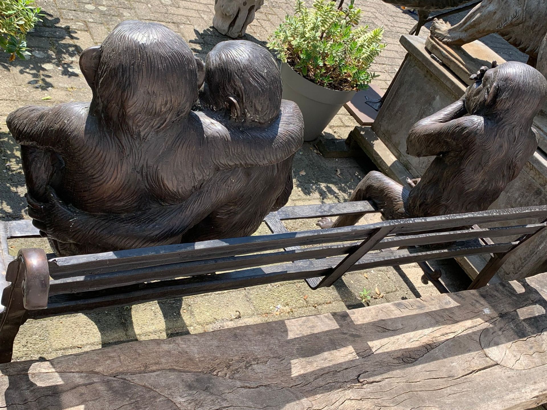 SCUKLPTURAL GARDEN BENCH WITH CHIMPANZEES - Image 4 of 5