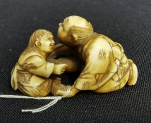 NETSUKE: MANN MIT KIND