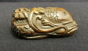 NETSUKE: SCHWIMMENDER FISCH