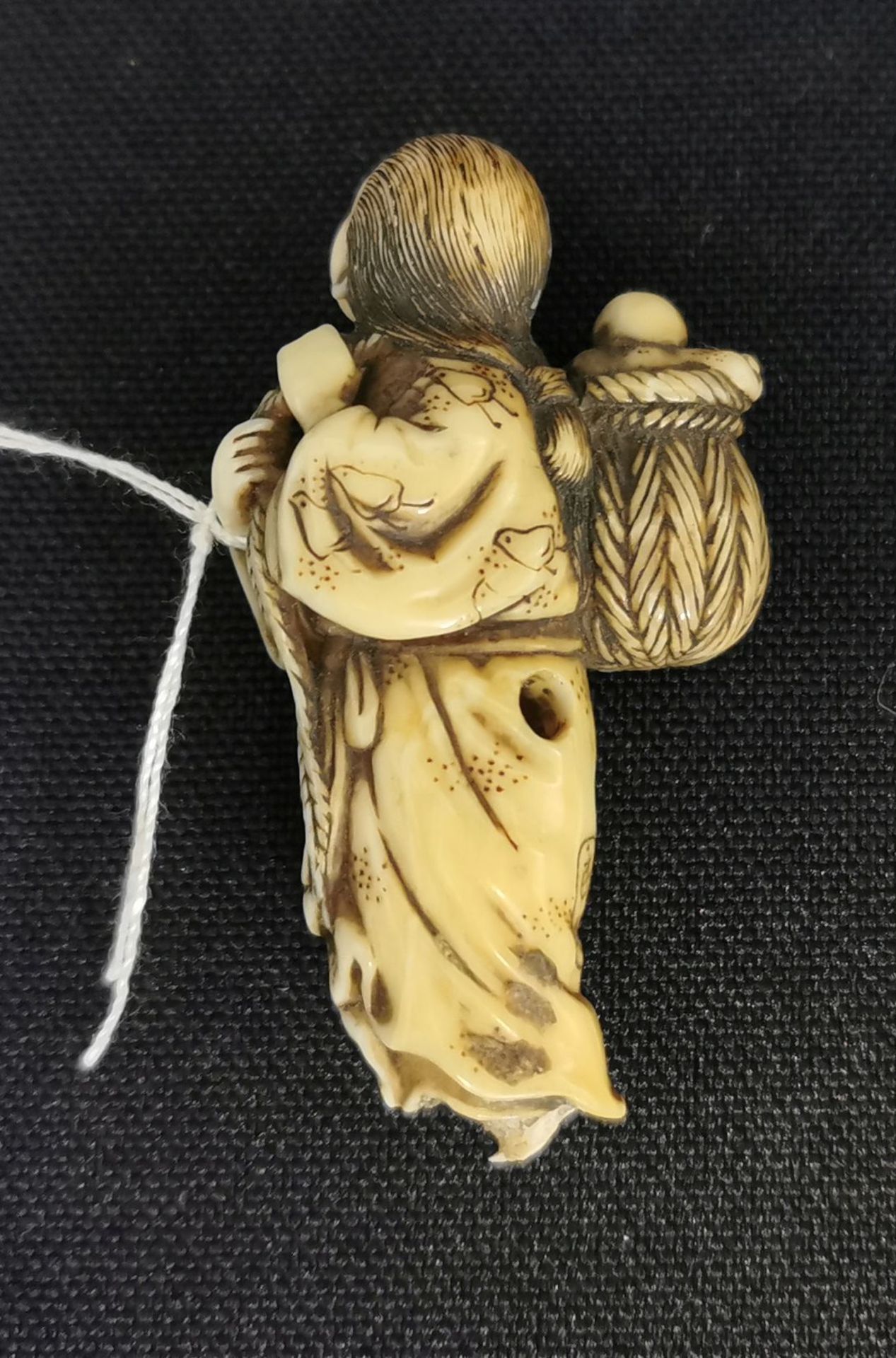 FINE NETSUKE: WOMAN WITH OCTOPUS - Image 2 of 3