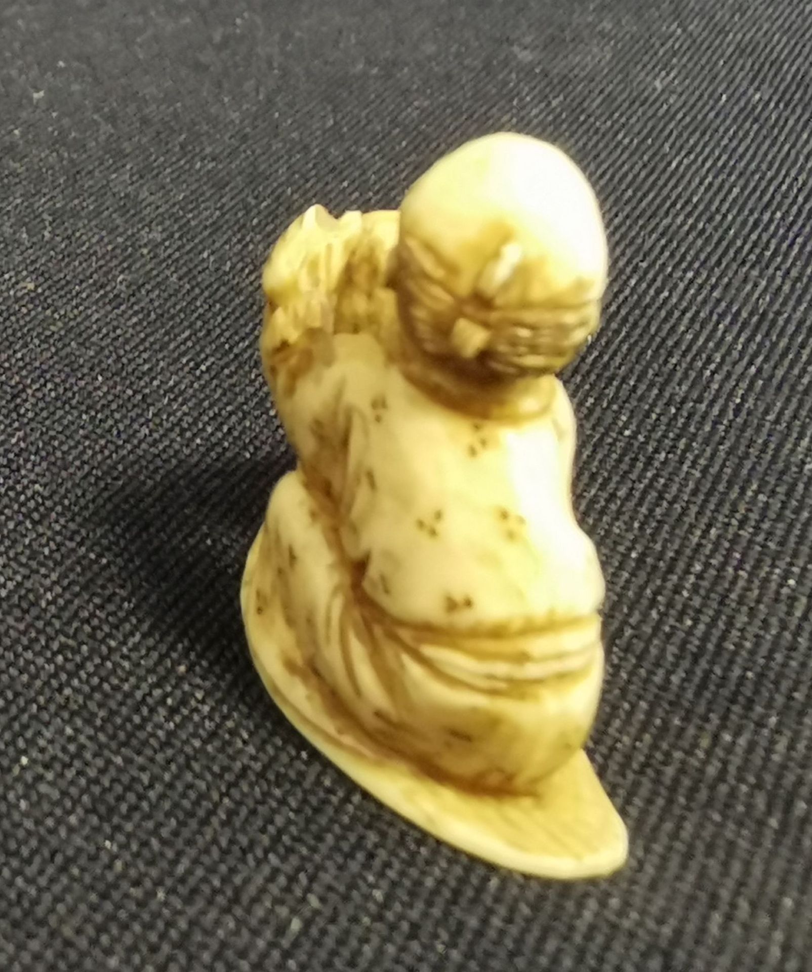 FINE NETSUKE: MAN WITH MASK - Image 4 of 4